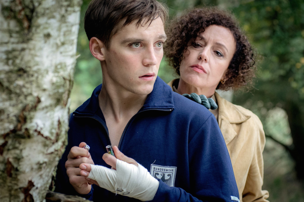 Jonash Nay ve Maria Schrader