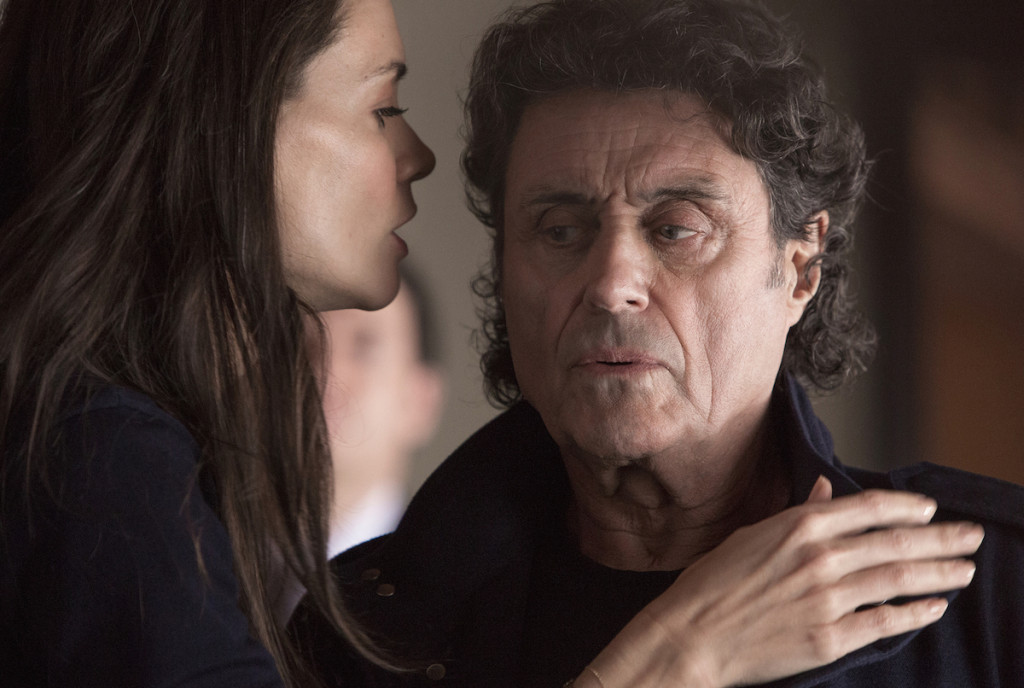 Katie Holmes ve Ian McShane