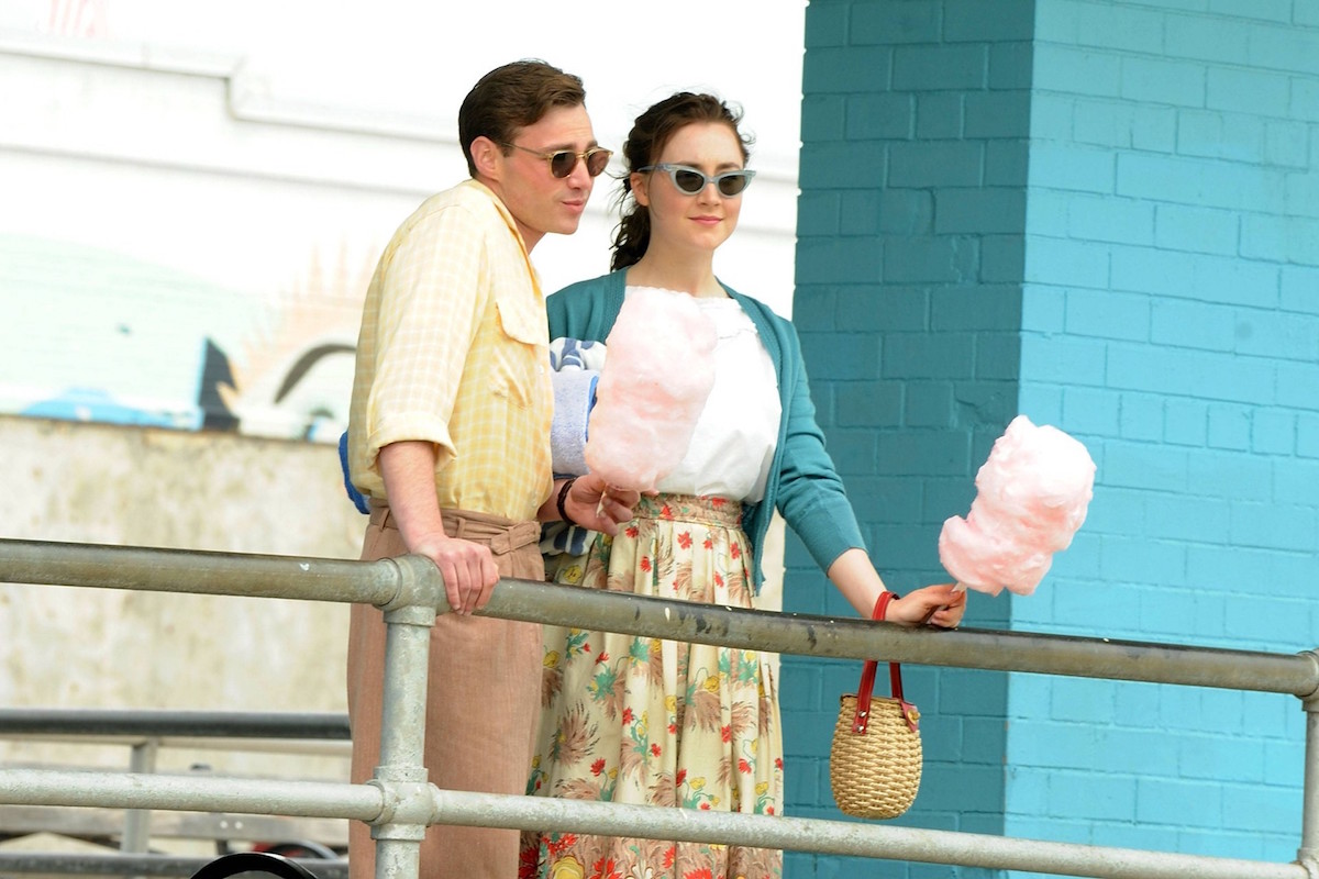 Emory Cohen ve Saoirse Ronan