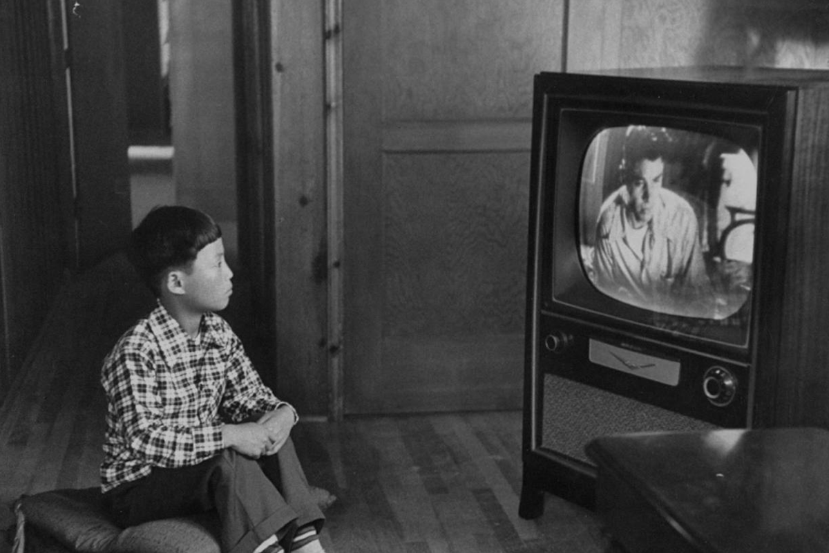 Читать гор контуженный интеграция. Старинный телевизор. Японские телевизоры 70-х. Старый телик и картина. Старый телевизор фото